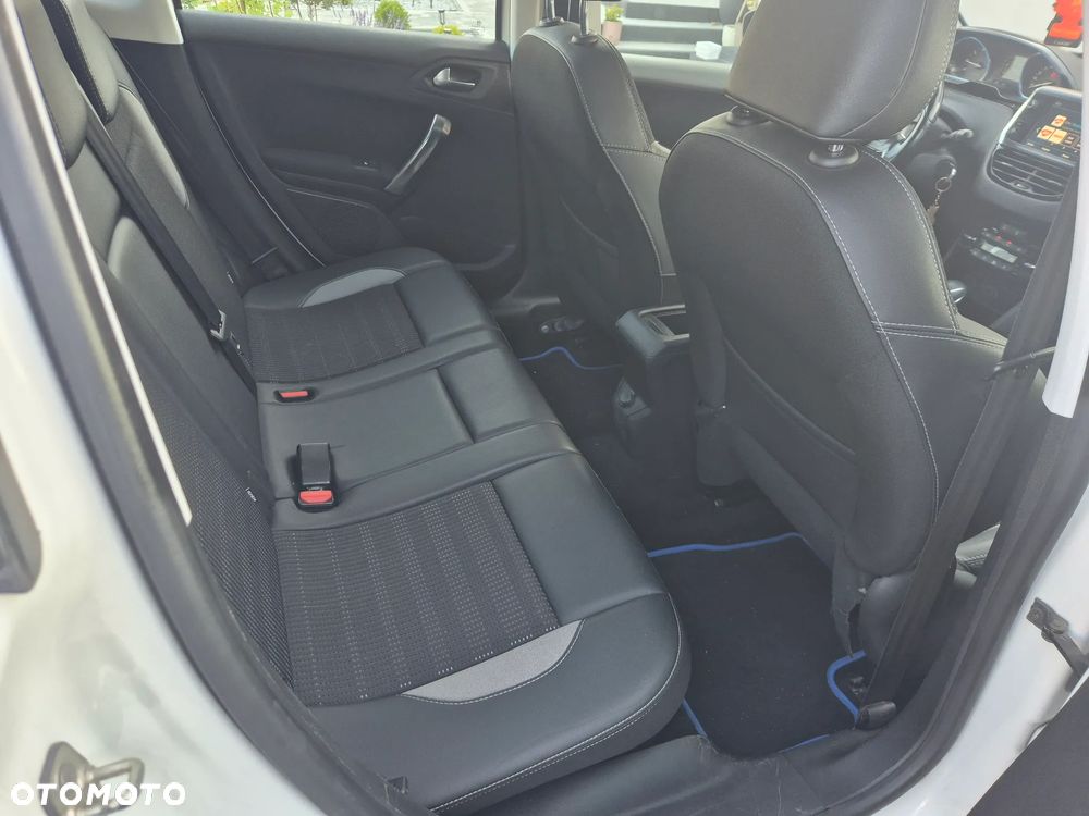 Peugeot 2008 1.2 Pure Tech GPF Allure S&S EAT6 - 13