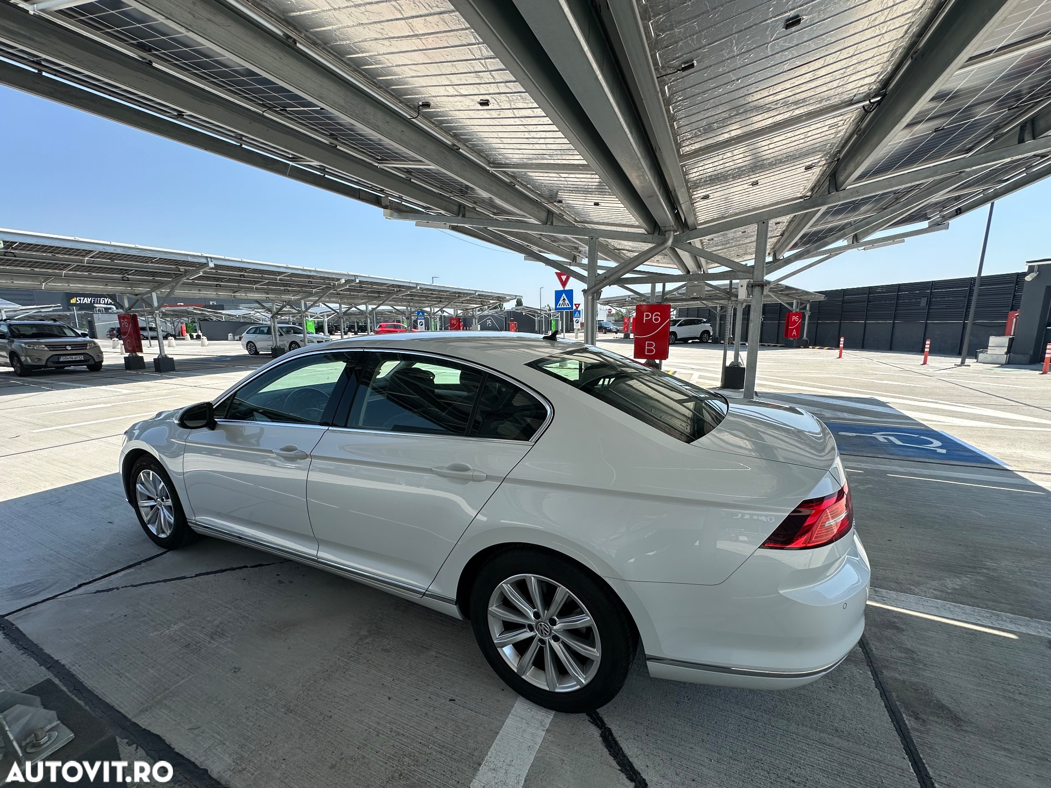 Volkswagen Passat - 4