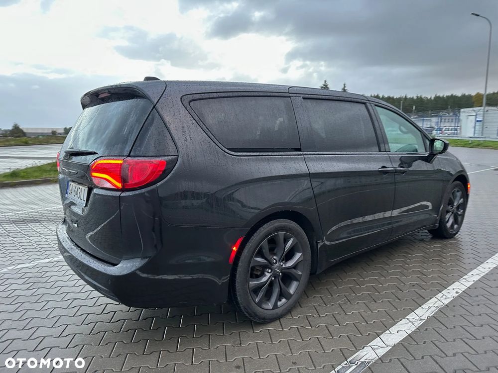 Chrysler Pacifica - 4