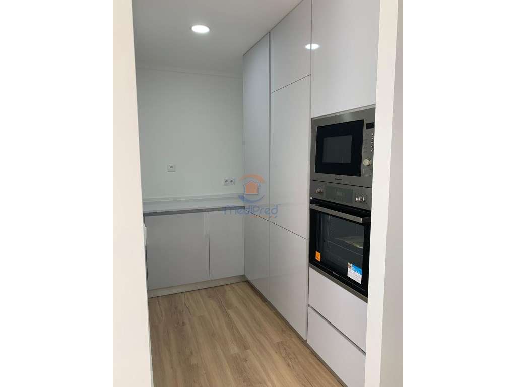 Apartamento T3 Totalmente REMODELADO com ARRECADAÇÃO | Reboleira, A... - Grande imagem: 4/49