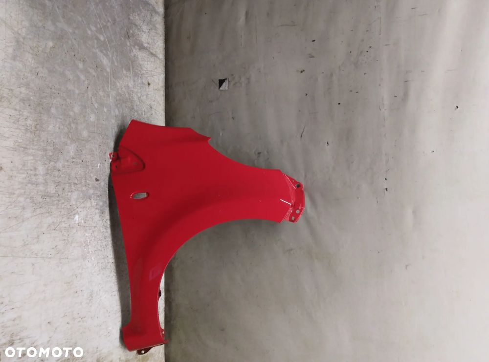 BŁOTNIK PRAWY PRZEDNI PRZÓD CITROEN C1 PEUGEOT 107 KKN CZERWONY - 1