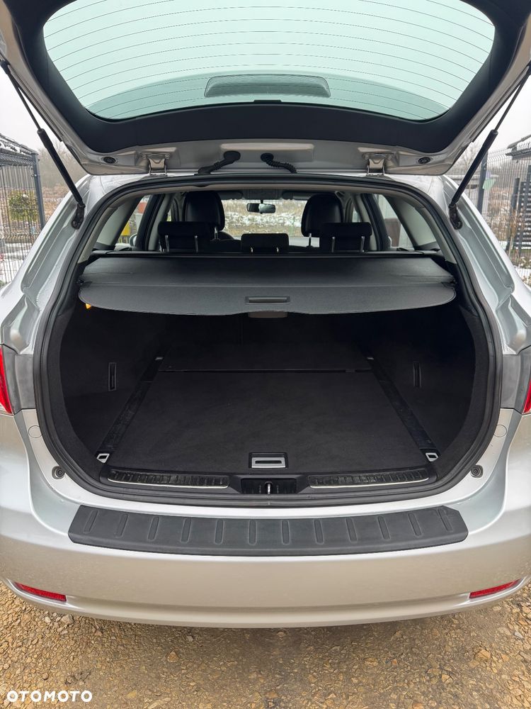 Toyota Avensis 1.6 Comfort - 14