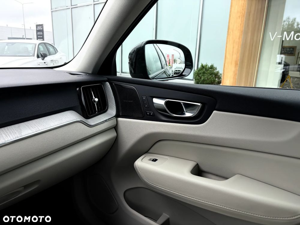 Volvo XC 60 B4 D AWD Plus Dark - 24