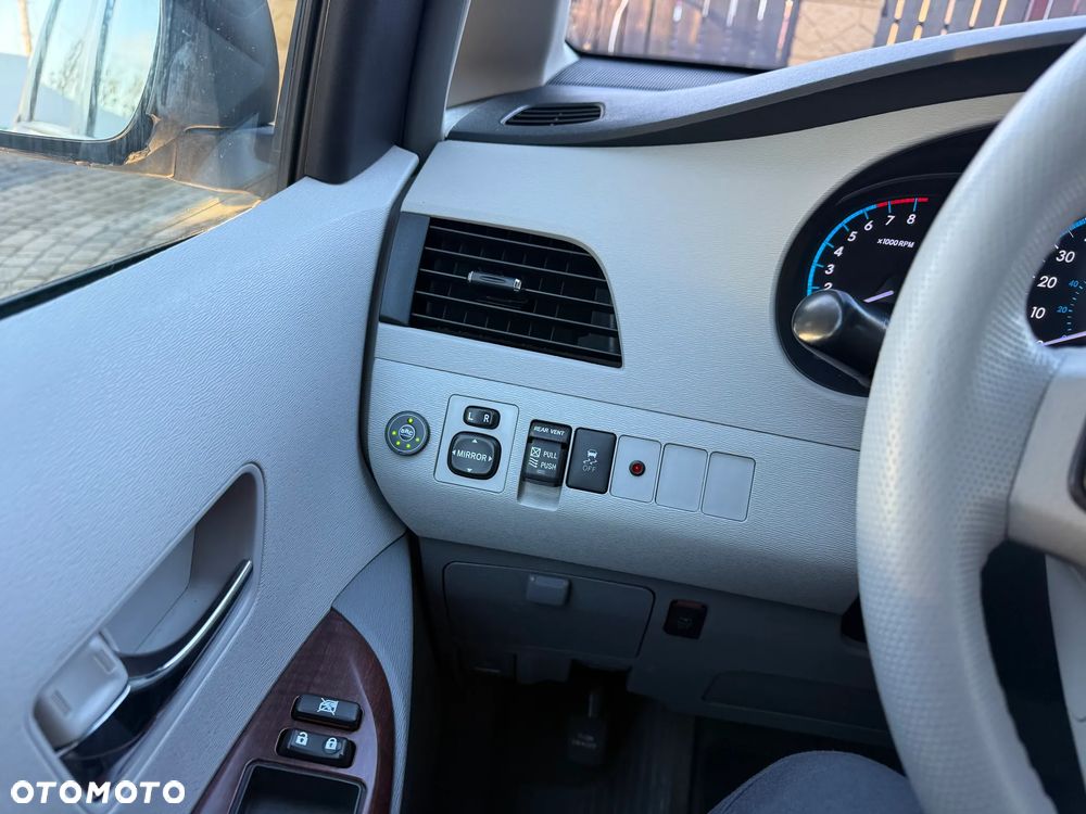 Toyota Sienna - 14