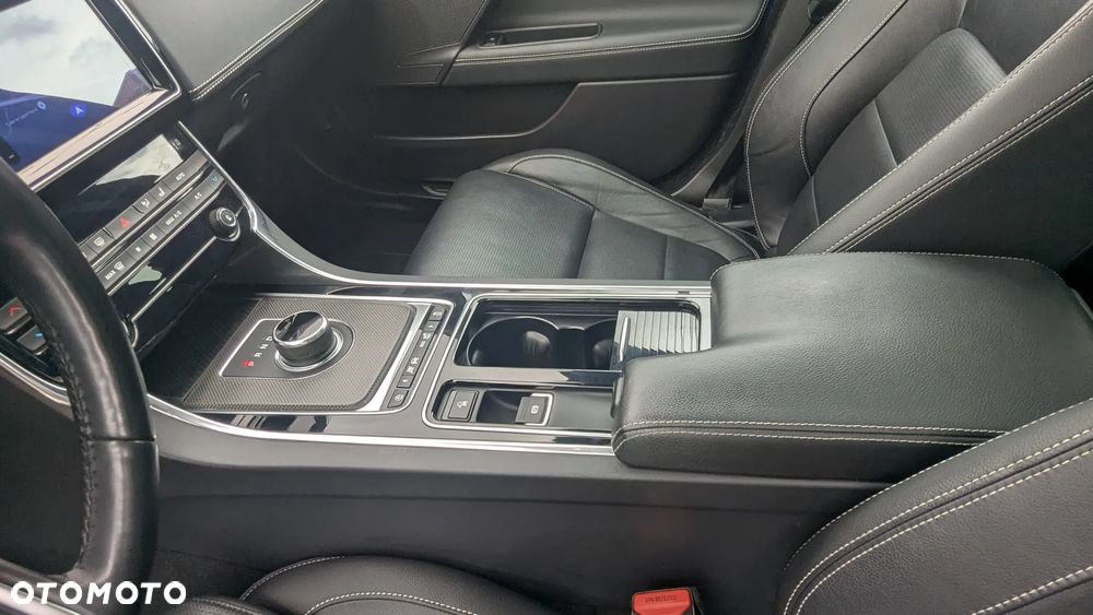 Jaguar XE S - 16