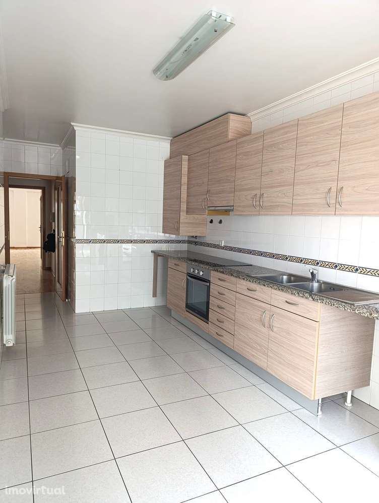 T3 . Av. Marquês de Pombal - Renovado com terraço - Grande imagem: 3/9