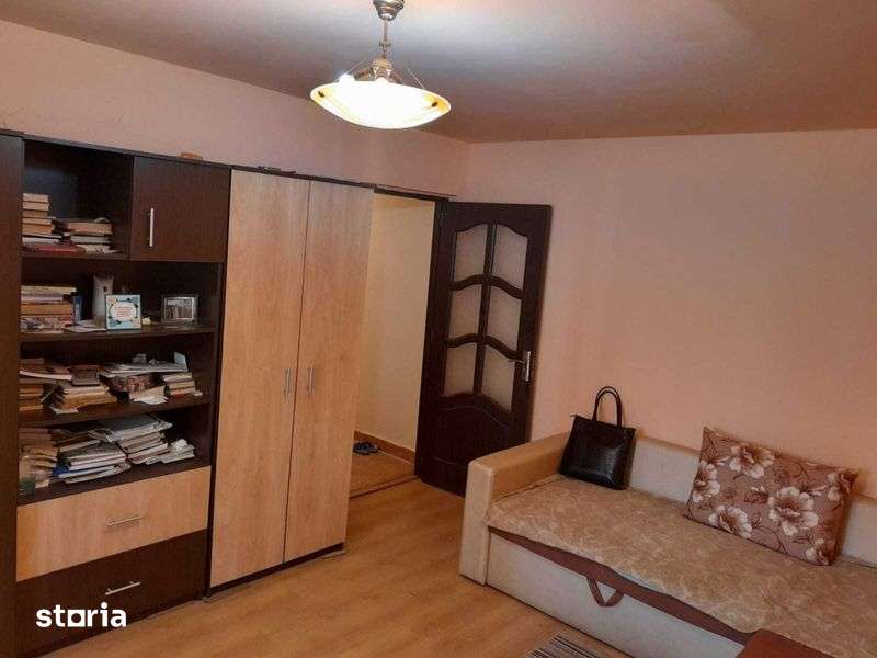 Proprietar, vand apartament ORAVITA 2 cam Zona Garii bl F 9 etaj 1 — fotografia 1