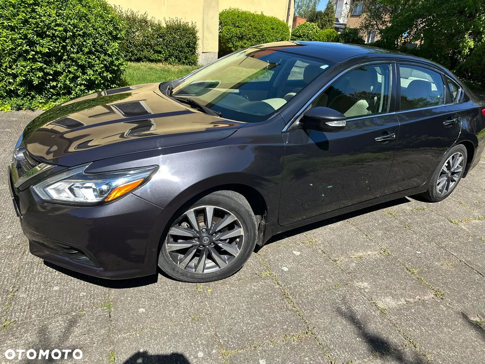 Nissan Altima - 4