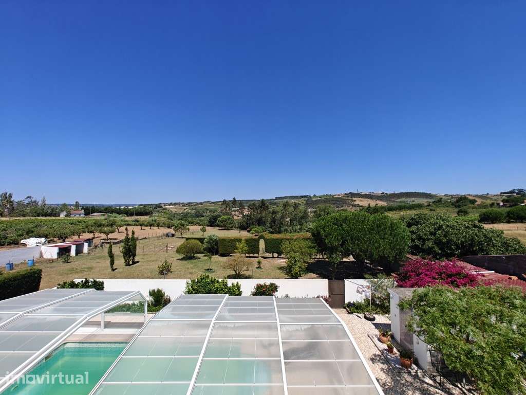 Moradia com piscina, grande área de terreno e vista para a Serra do... - Grande imagem: 2/56