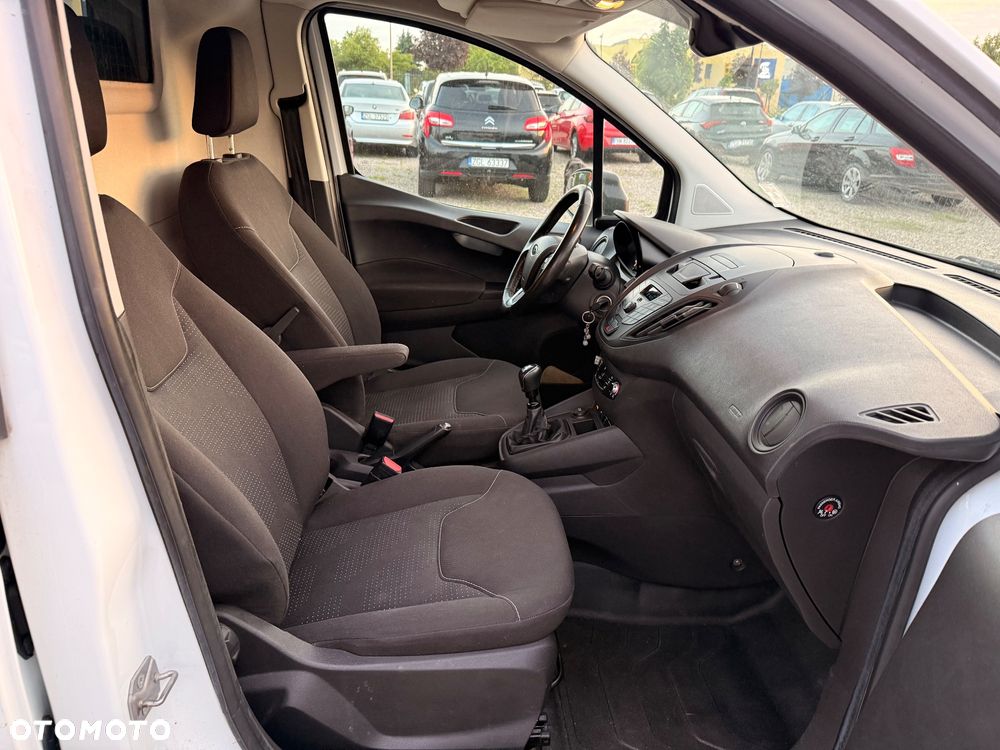 Ford Transit Courier - 17