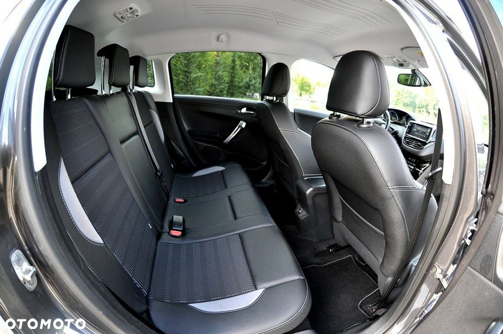 Peugeot 2008 1.2 Pure Tech GPF Allure S&S - 17