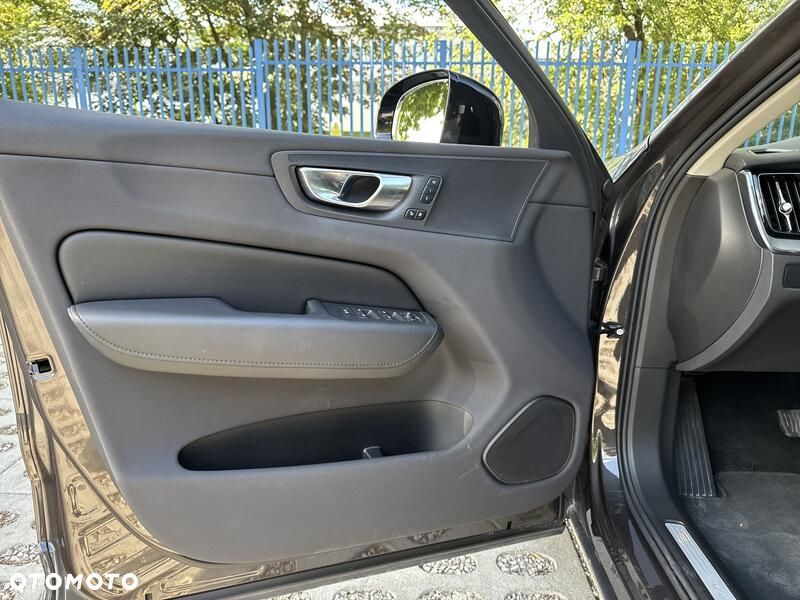 Volvo XC 60 B4 B Plus Dark - 16