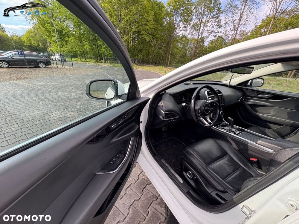 Jaguar XE 2.0 D R-Sport - 23