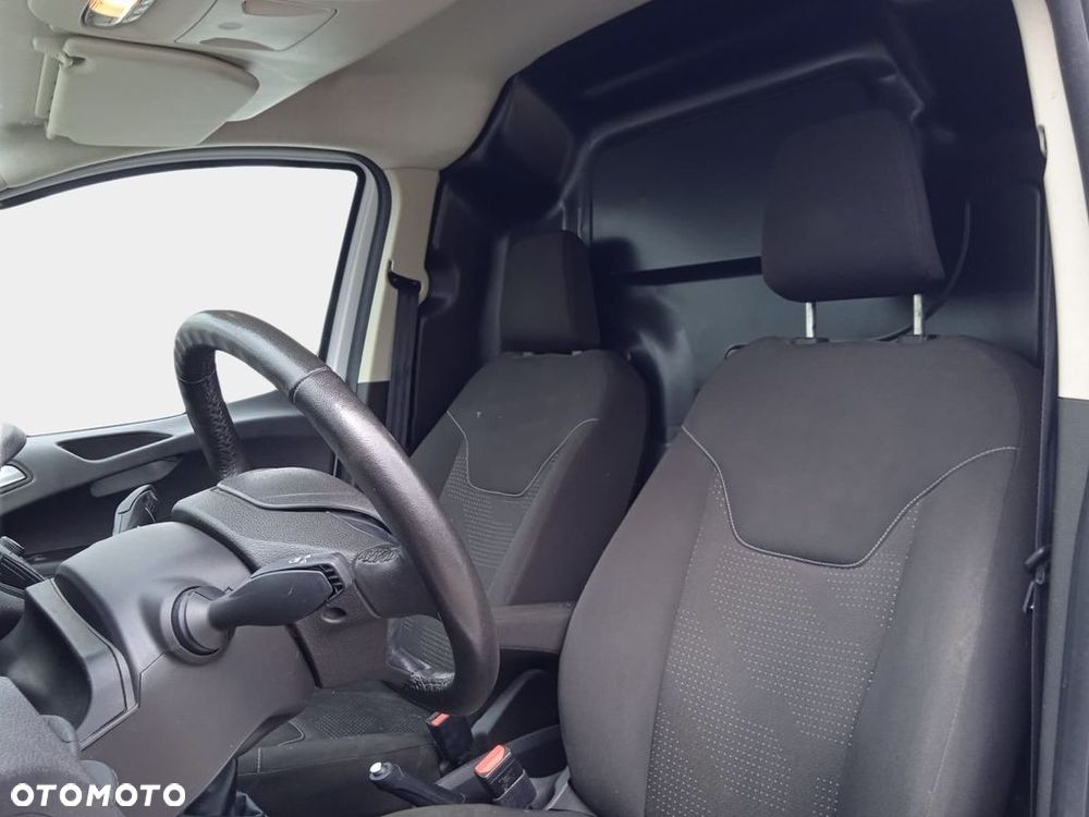 Ford Transit Courier - 23
