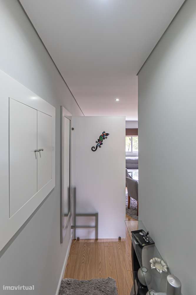 Apartamento T3 totalmente remodelado com garagem fechada e arrumo - Grande imagem: 2/19