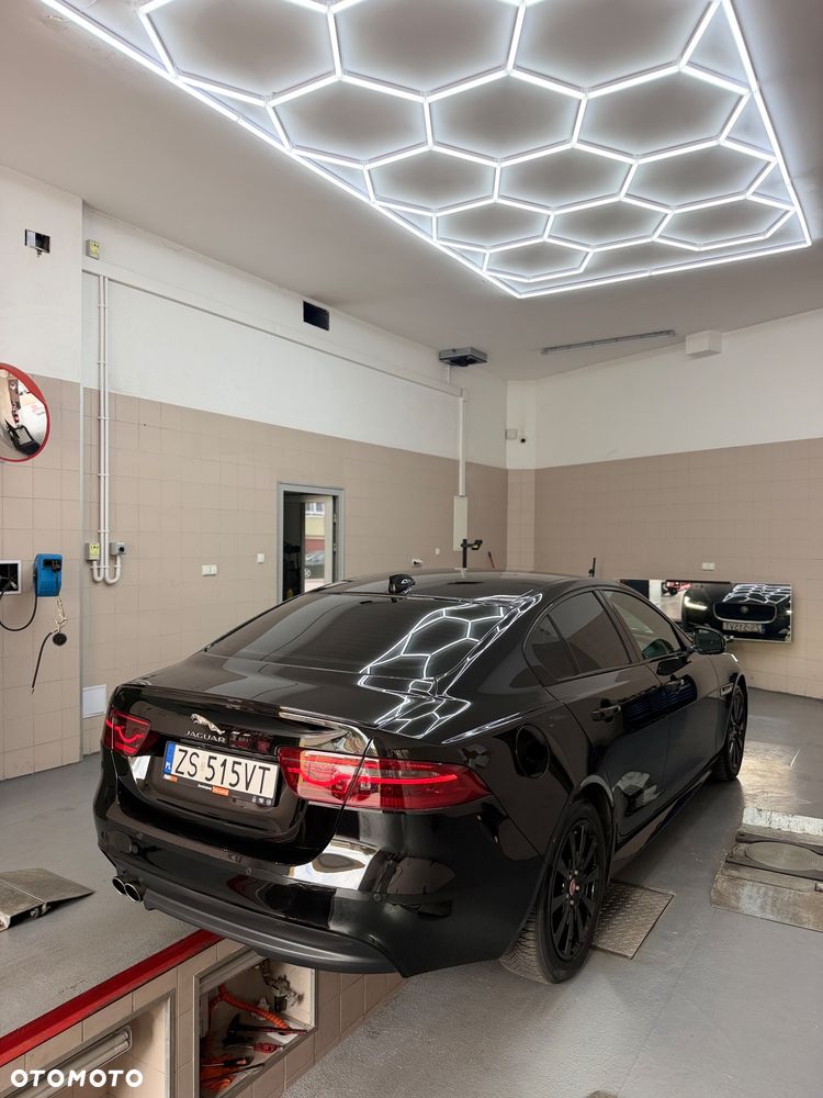 Jaguar XE 2.0 D AWD R-Sport - 19