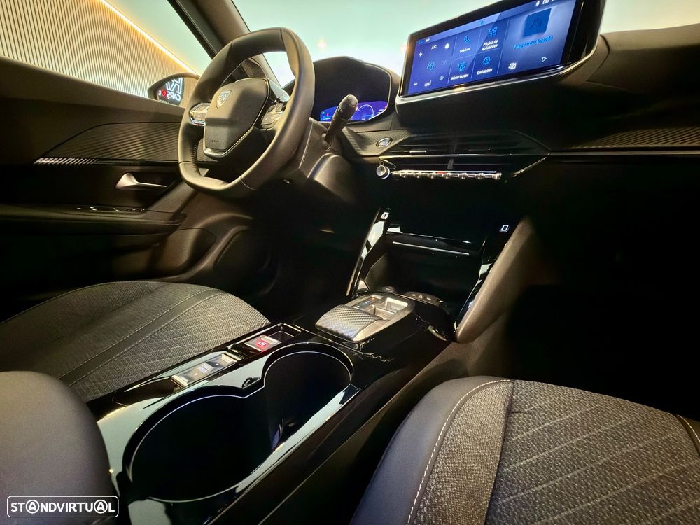 Peugeot e-2008 Allure - 17