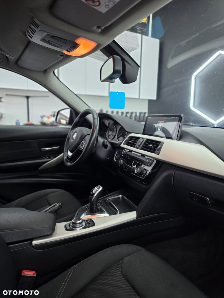 BMW Seria 3 320i - 5