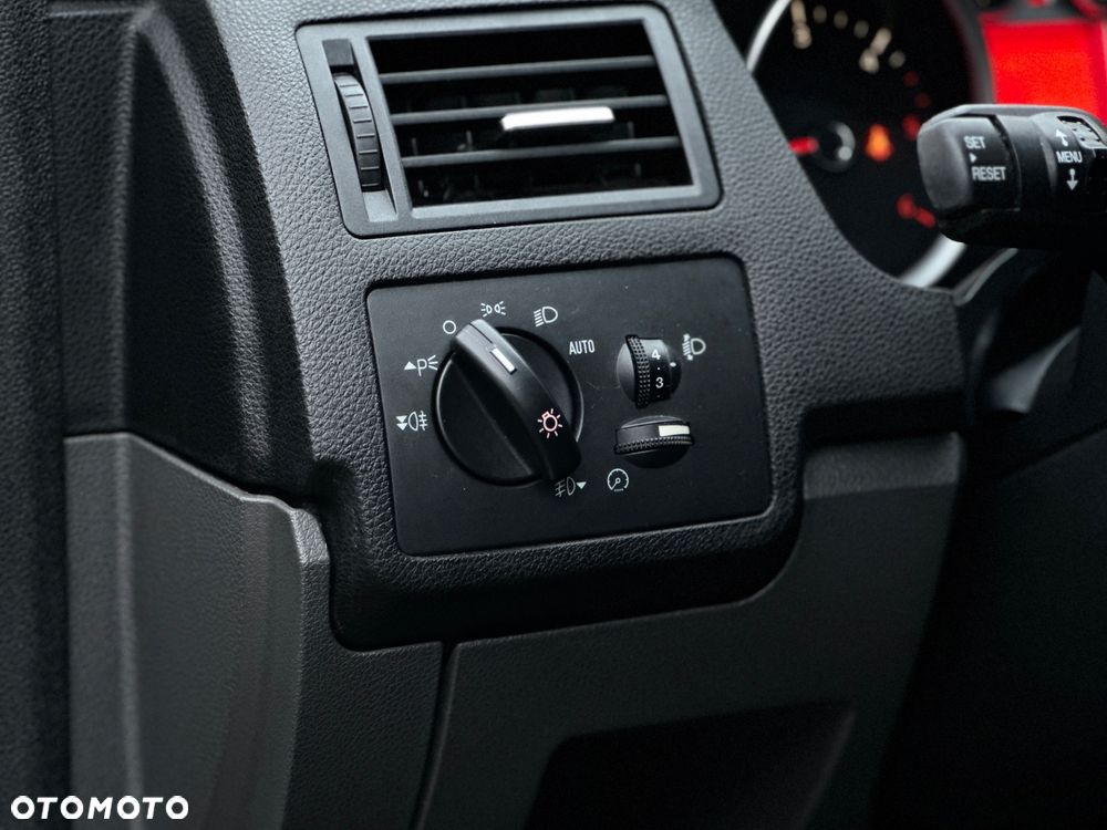 Ford Kuga 2.0 TDCi 2x4 Titanium - 28