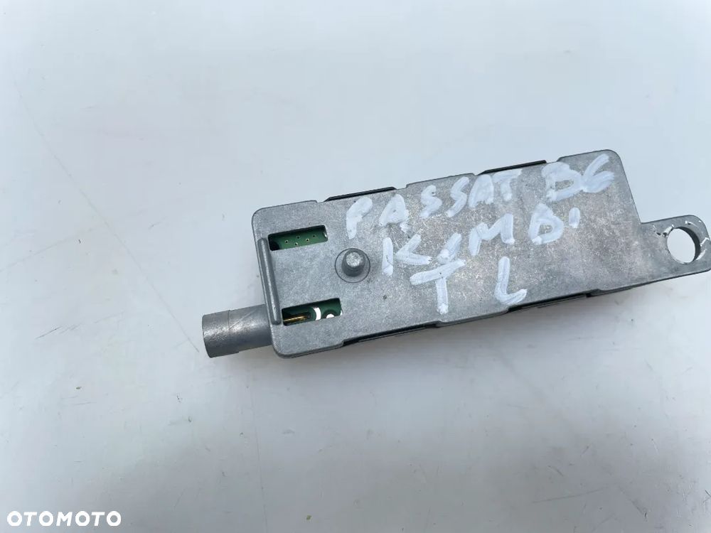 WZMACNIACZ ANTENOWY LEWY/PRAWY VW PASSAT B6 3C9035552A - 3