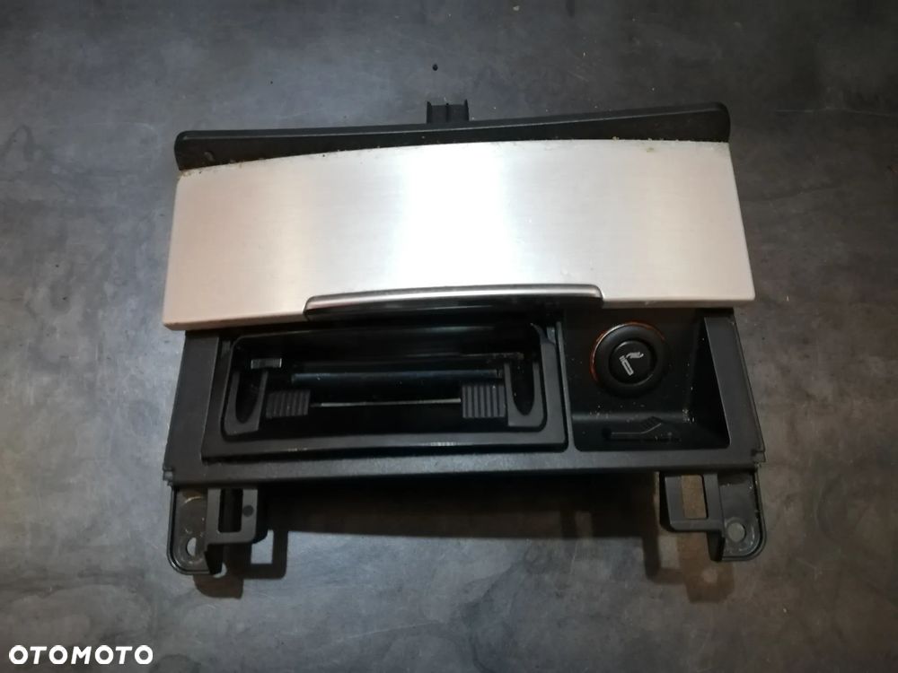 POPIELNICZKA AUDI Q7 4L0857985