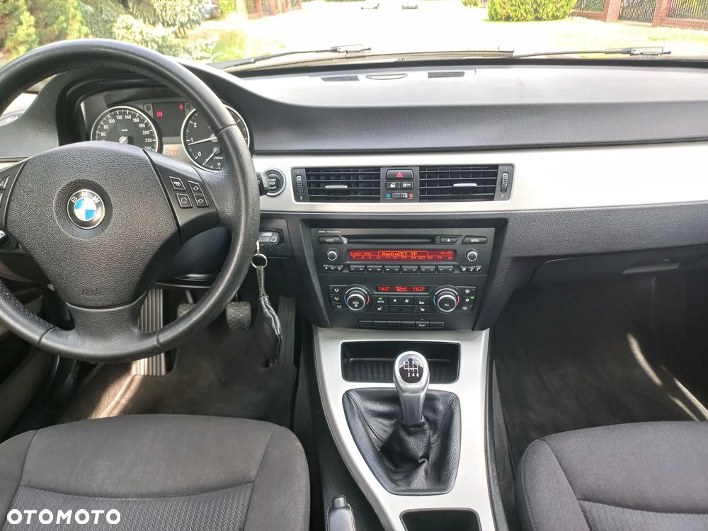 BMW Seria 3 318i Edition Exclusive - 28