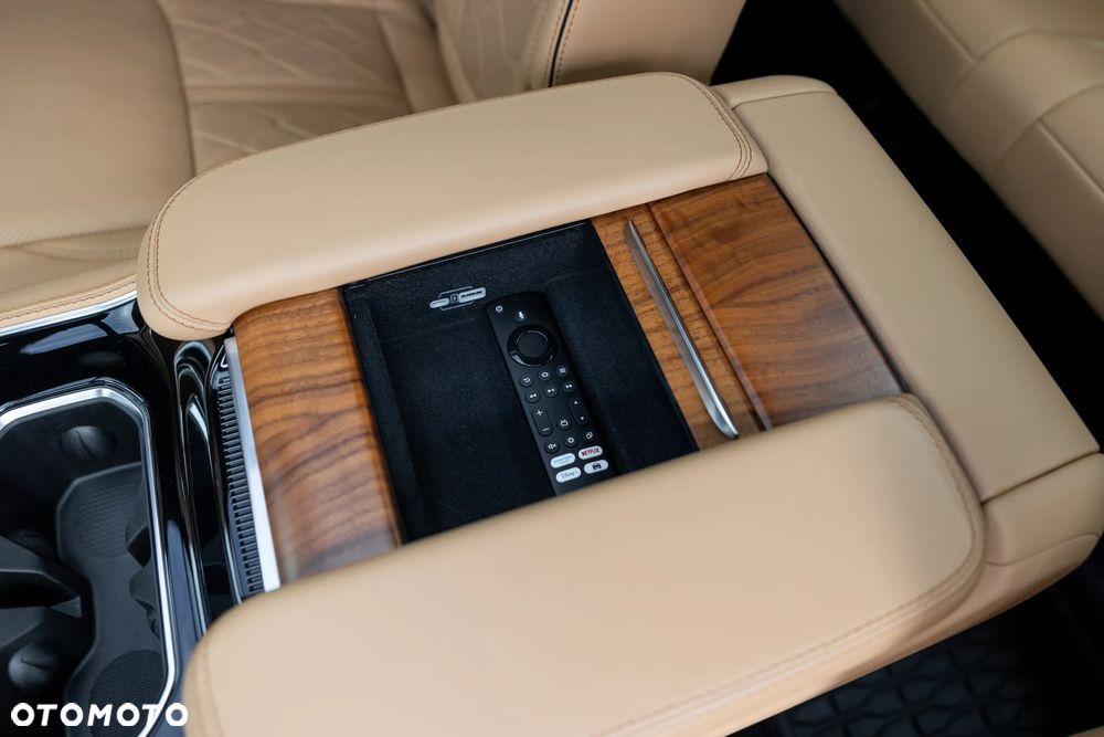 Jeep Grand Wagoneer - 21