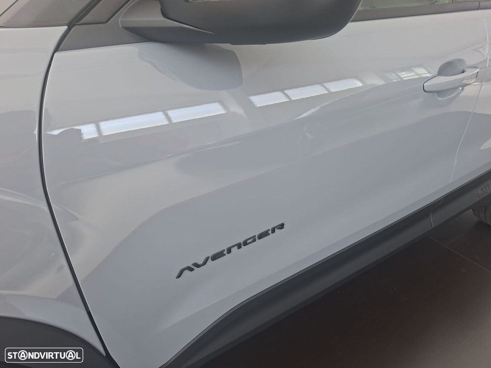 Jeep Avenger 1.2 e-Hybrid Black Edition DCT - 4