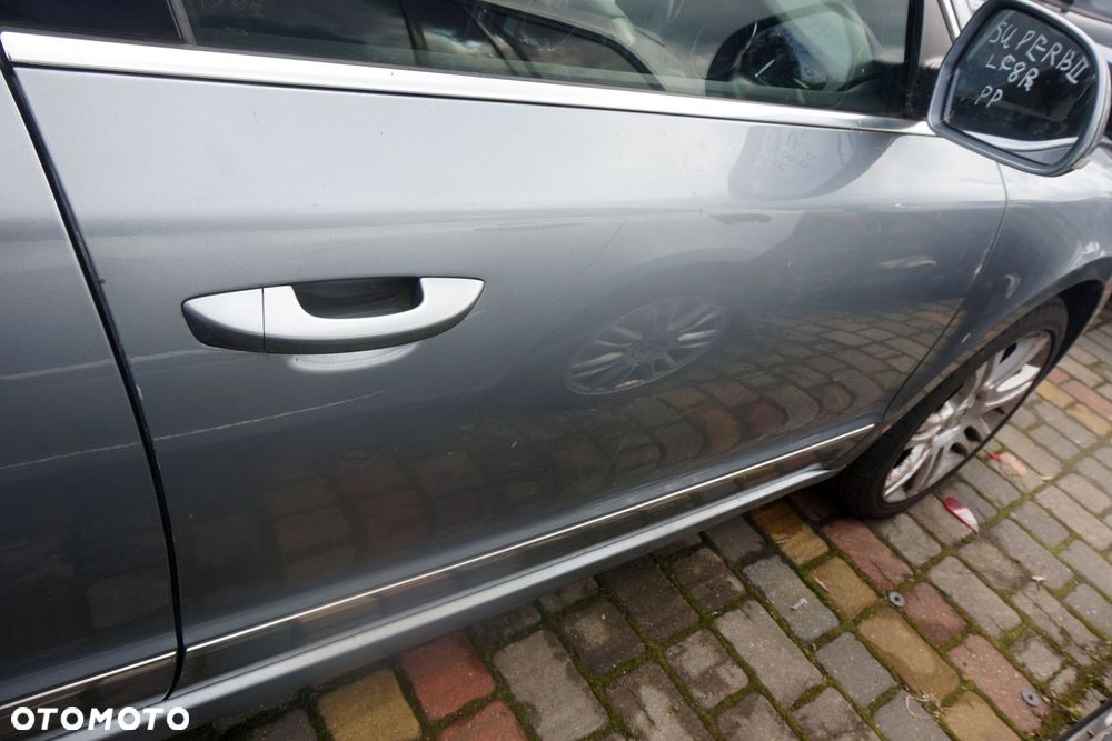 DRZWI PRZEDNIE PRAWE SUPERB II 3T KOMBI LF8L  SREBRNY SKODA 2008-2013 - 2