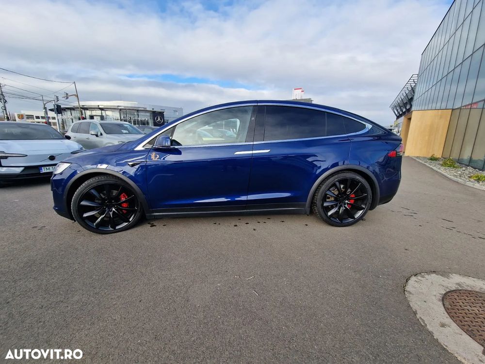 Tesla Model X - 8