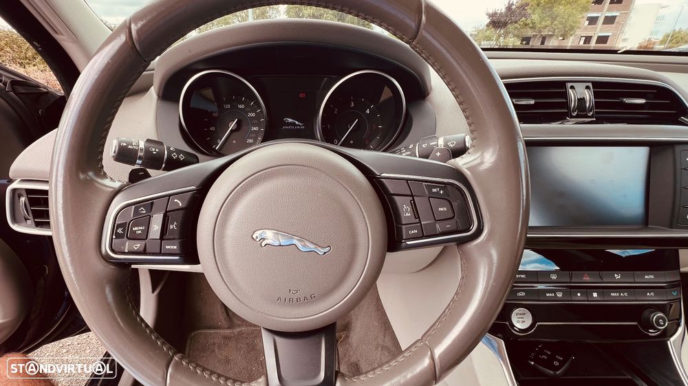Jaguar XE - 24