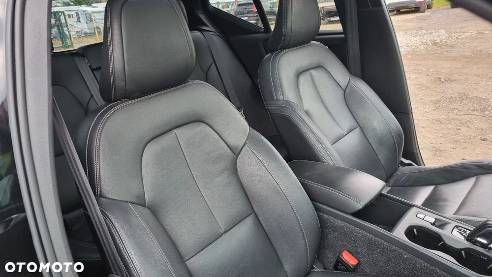 Volvo XC 40 T3 Geartronic Momentum Pro - 28