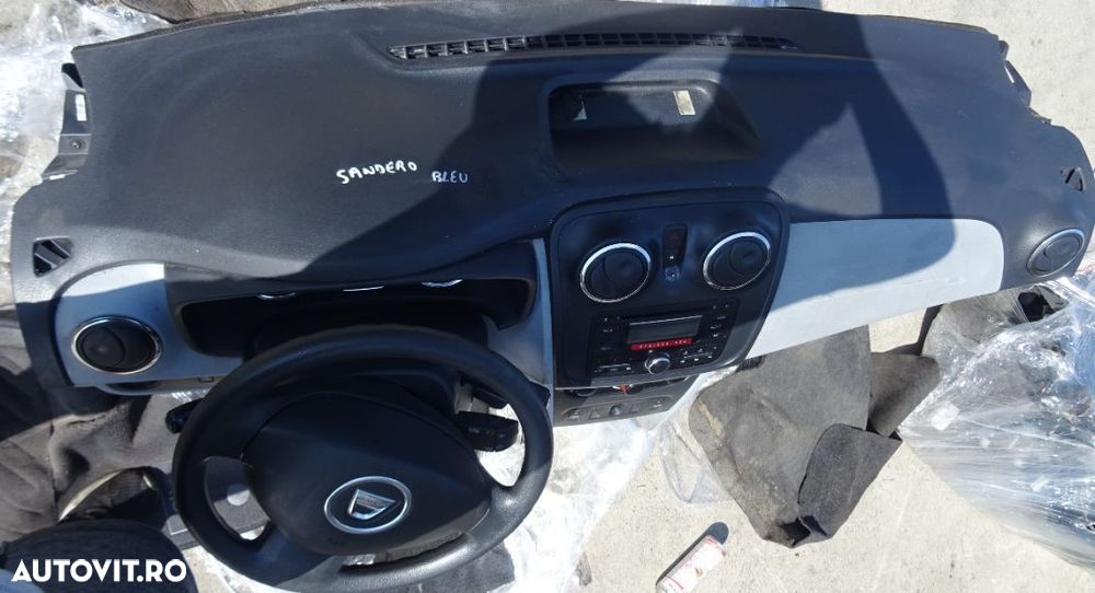 Plansa de bord Dacia Sandero din 2014 cu airbag volan si pasager - 2