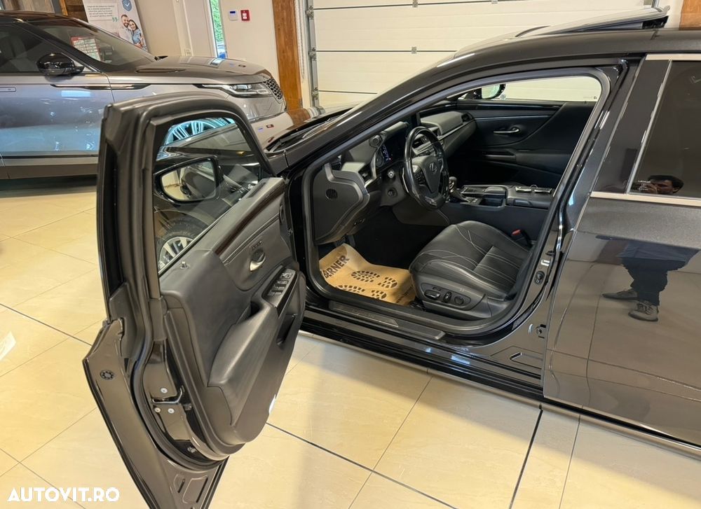 Lexus Seria ES 300h 2.5 TNGA HV 25H- 4X2 CVT Executive - 6