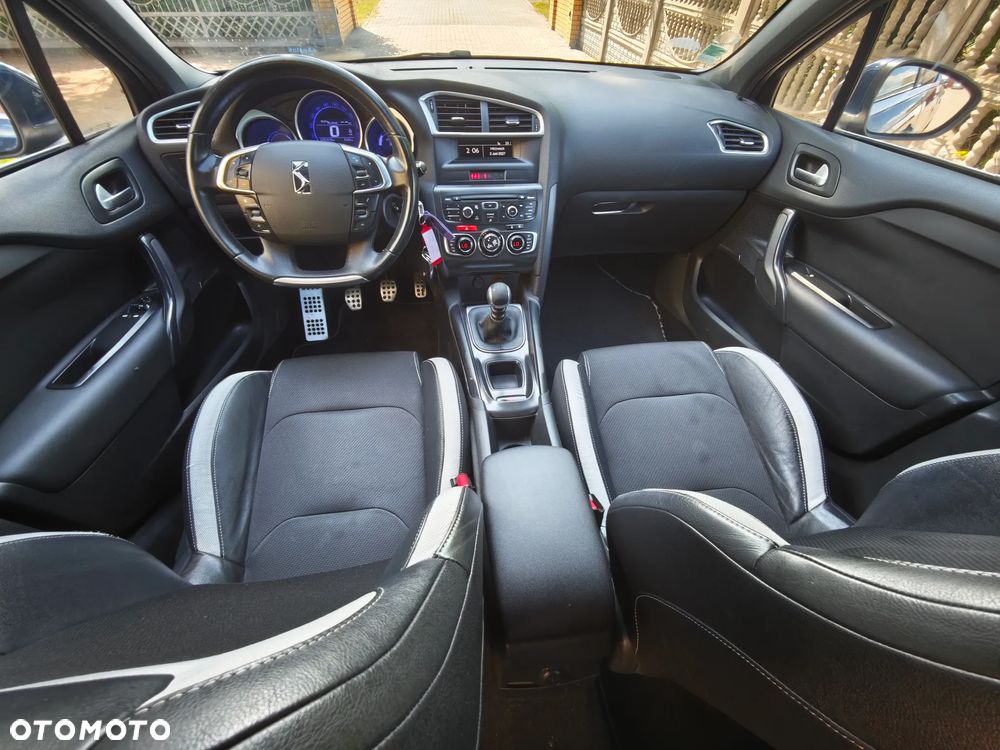 Citroën DS4 e-HDi 110 SoChic - 29