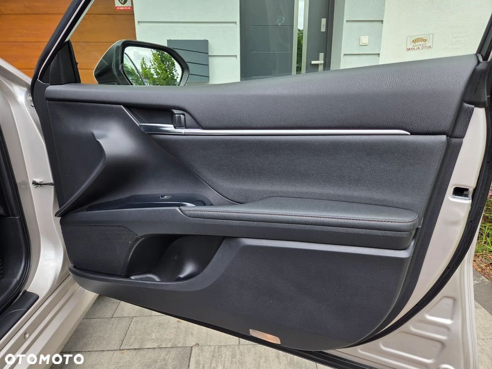 Toyota Camry 2.5 Hybrid Comfort CVT - 22