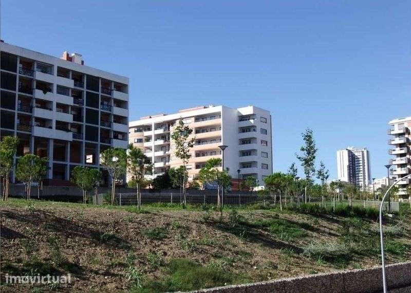 T2 em Algés remodelado com vidros duplos e duas varandas - Grande imagem: 2/11