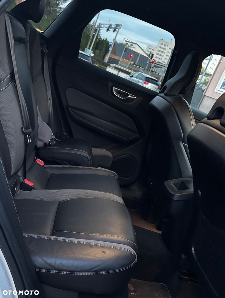 Volvo XC 60 B4 D Plus Dark - 23