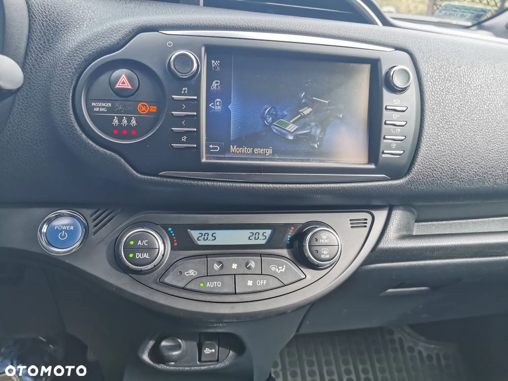 Toyota Yaris Hybrid 100 Selection - 29
