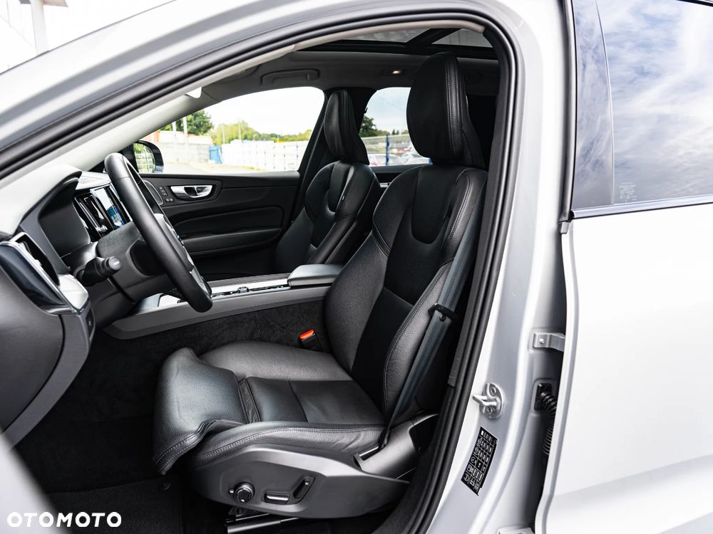 Volvo XC 60 B4 D Plus Dark - 23