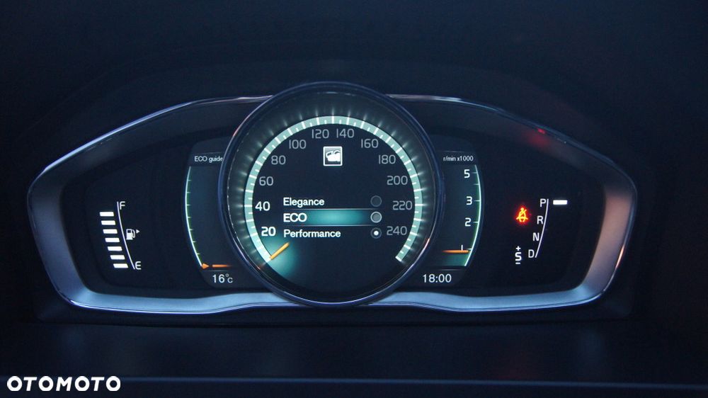 Volvo V60 D3 R-Design - 36