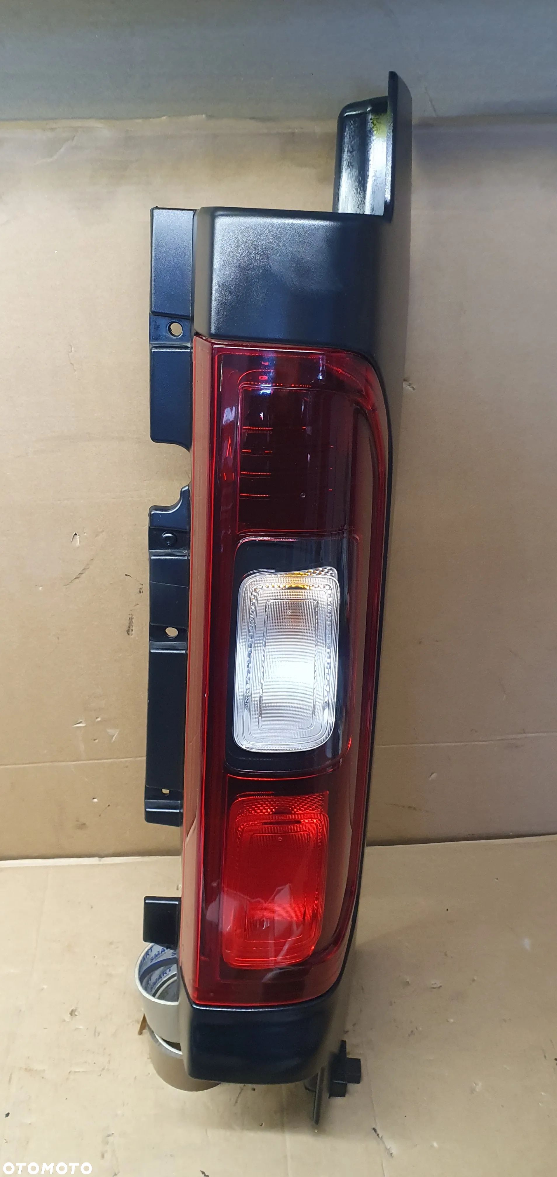 Lampa prawy tył tylna prawa Renault Trafic III Vivaro B - 1