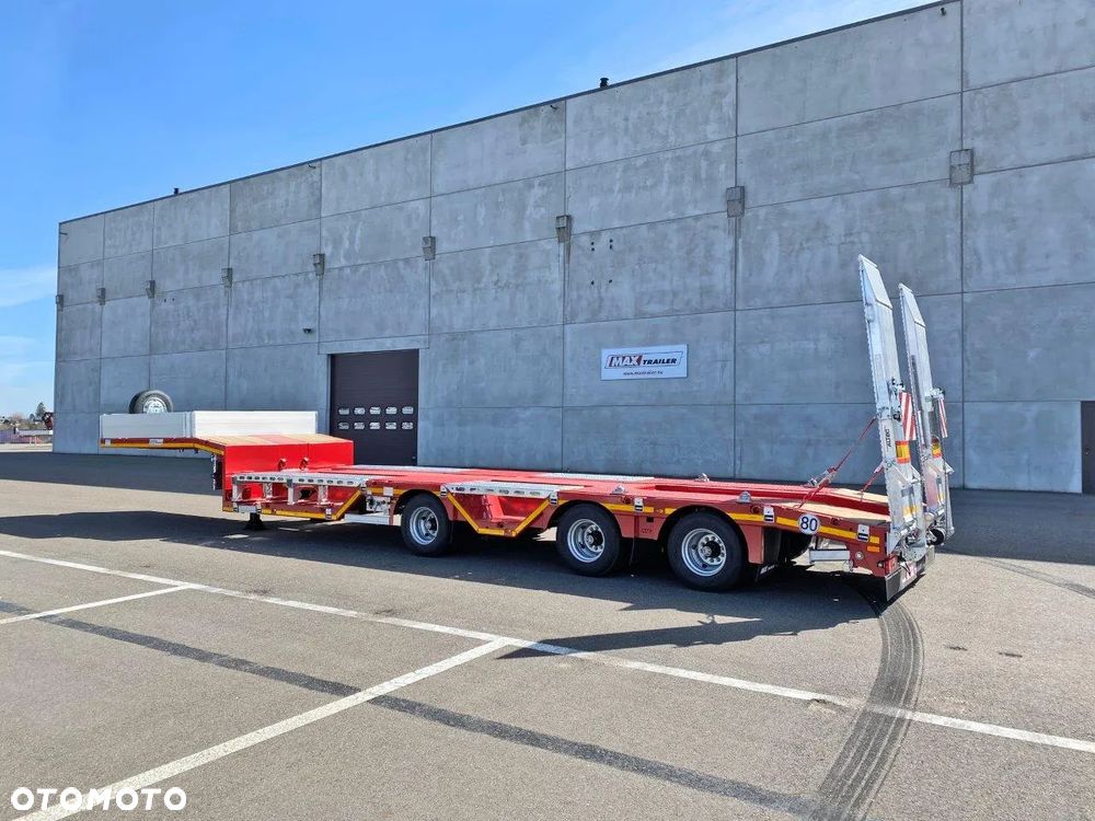 MAX Trailer nowe 3 osiowe semi z zagłębieniami, rozciąg, najazdy hydrauliczne - 9