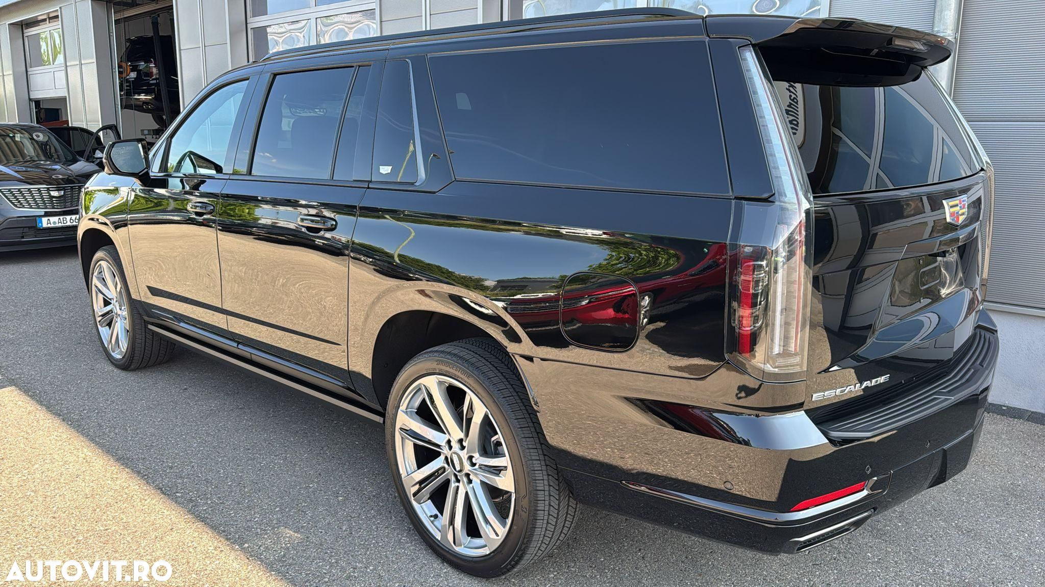Cadillac Escalade - 2