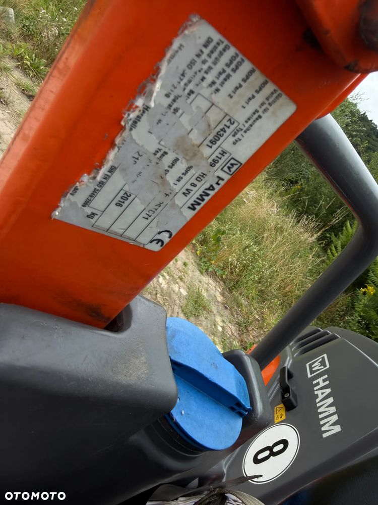 Hamm HD 8VV  Walec Terenowo Drogowy do Asfaltu z OBCINAKIEM BOCZNYM Hydraulicznym! 2 tony. Import Norwegia 2017 rok. 624 mtg. Silnik KUBOTA 3 cylindry. Maszyna nie różni się od Nowej z salonu! Serwisy w Dekra AKTUALNE 2026rok. Zero zniszczeń IGŁA !! Gotowy do długiej pracy. Po dużych serwisach eksploatacyjnych w Norwegii. Walec pochodzi z urzędu Komunalnego w Norwegii od pierwszego właściciela. Jego historia od nowości to lekkie inwestycje miejskie! Jedyna taka okazja! Bardzo mały walec a moc Potężna! Ani deka luzów i wycieków. OKAZJA. Zraszacze na dwa bębny. Ubijanie na dwa lub jeden bęben. Siła ubijania regulowana! - 28