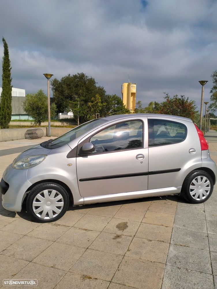Peugeot 107 1.0 Trendy — fotografia 2