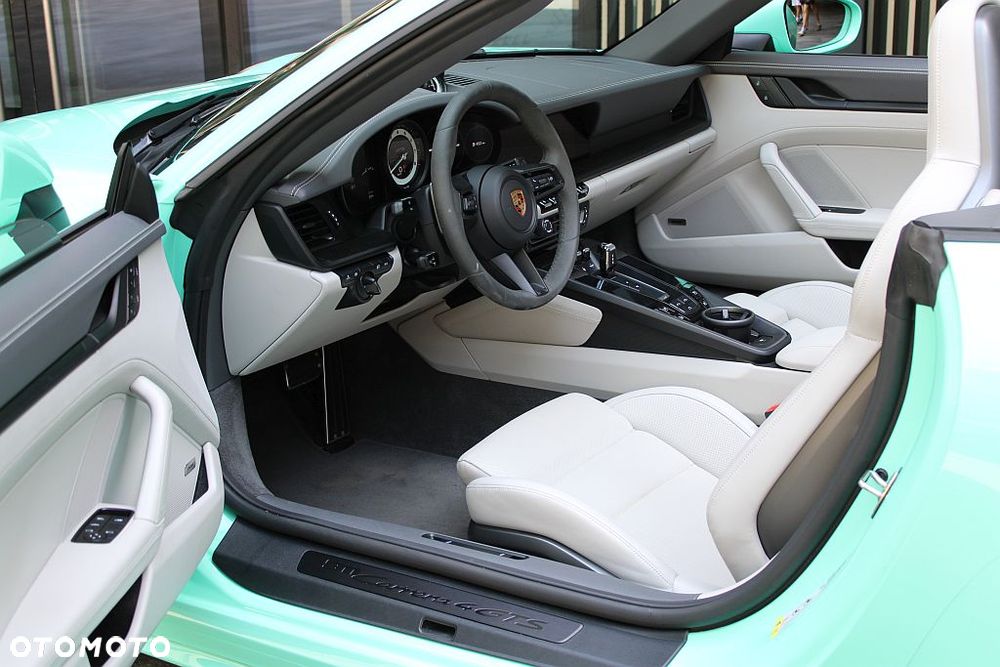 Porsche 911 Carrera 4 GTS - 7