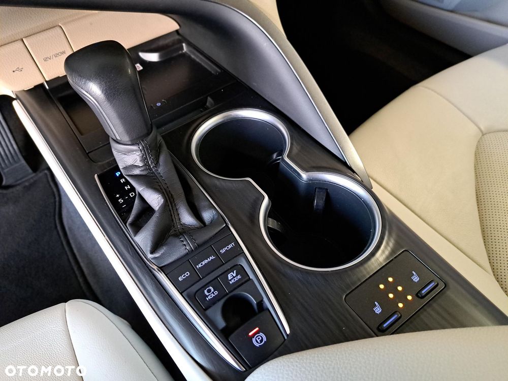 Toyota Camry 2.5 Hybrid Executive CVT - 25