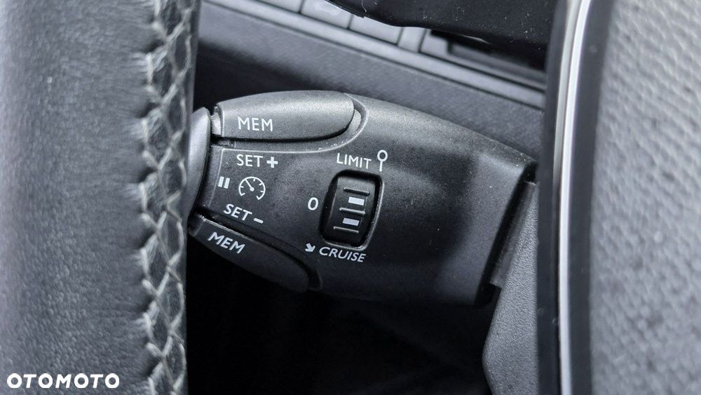 Peugeot 3008 1.6 PureTech GPF Allure S&S EAT8 - 34