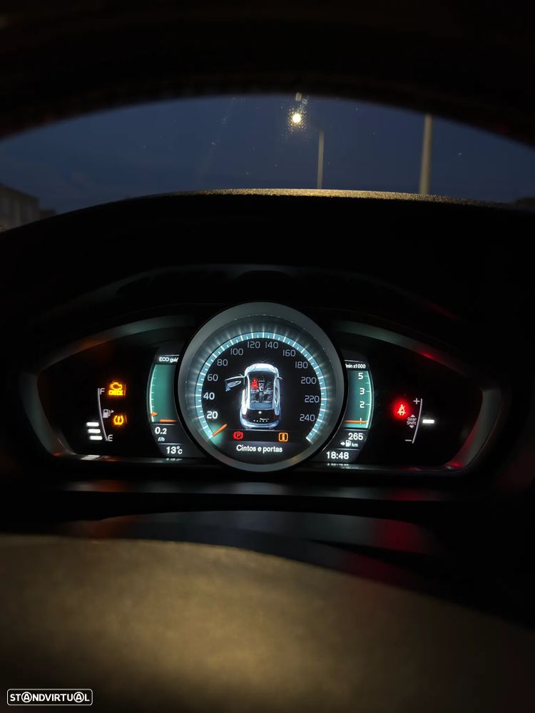 Volvo V40 D2 R Design - 12